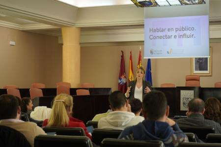 Imagen La especialista en Comunicación Ana Herrero comparte, en la segunda cita de la Escuela de Gestión y Buen Gobierno de la Diputación, algunas claves para aprender a hablar en público