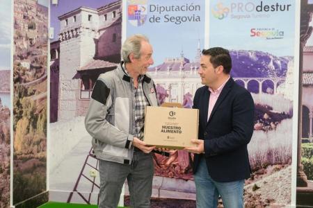 Imagen José Antonio Llorente recibe una cesta de Alimentos de Segovia como ganador del sorteo del Pasaporte Motero de la provincia